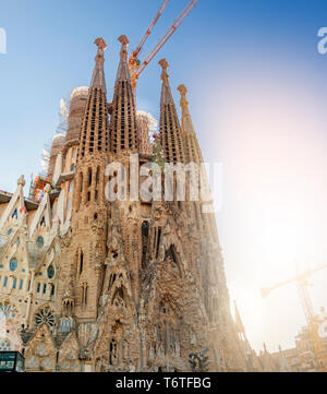 Barcelona, Spagna, Aprile 2019: la facciata della Natività della famosa chiesa della Sagrada Familia a Barcellona progettato dall architetto Antoni Gaudí Foto Stock