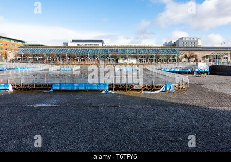 Dublino, Irlanda -10 marzo, 2019. Nord docklands Dublino, CHQ shopping mall e asciugare canal dock. Foto Stock