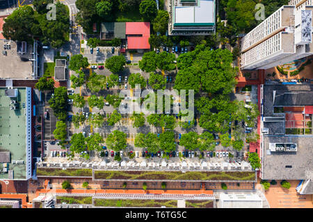 Vista aerea di un parcheggio auto piantati con più alti alberi per fornire ombra e raffreddare la temperatura Foto Stock