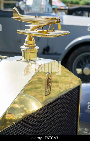 Ritratto, primo piano di lucido, lucido cofano ornamento sulla parte anteriore della classica auto d'epoca UK Rolls Royce, all'aperto sotto il sole estivo. Foto Stock