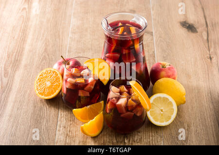 Vino rosso sangria in bicchieri sul tavolo di legno. Foto Stock