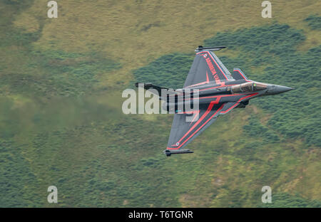 Il francese Dassault Rafale vola basso livello attraverso le valli gallesi dopo RIAT Foto Stock