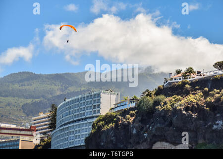 Parapendio in Puerto de la Cruz è una delle più sportive ha chiesto. La città è comunque un vecchio incredibile bellezza, con una tipica architettura delle Canarie. Foto Stock