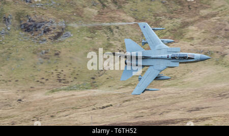 RAF Tornado GR4 facendo a basso livello di addestramento tattico attraverso Snowdonia, Galles
