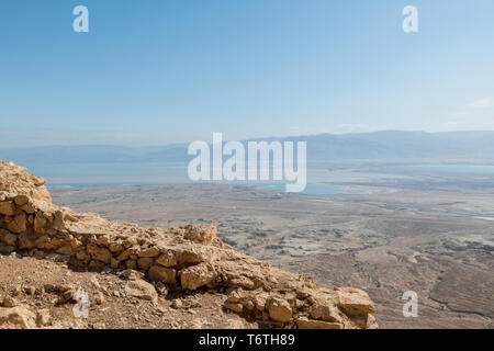 Vista da masada al mar morto in Israele e Giordania attraverso il mare Foto Stock