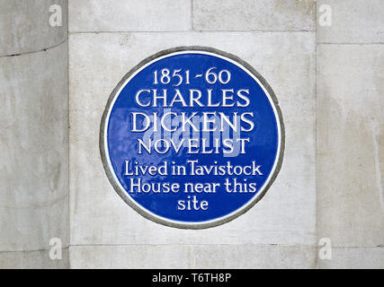 Londra, Inghilterra, Regno Unito. Blu Commemorative Plaque: 1851-60 Charles Dickens romanziere vissuto in Tavistock House vicino a questo sito. BMA House, Tavistock Square, Foto Stock