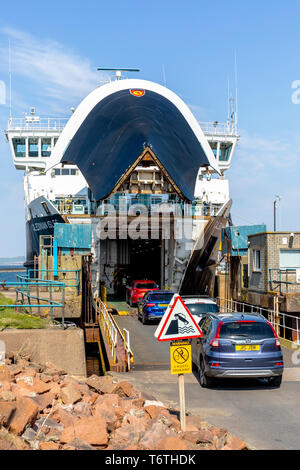 I veicoli di carico sopra il Caledonian MacBrayne traghetto "Caledonian Isles' al terminale di Ardrossan, Ardrossan, Ayrshire, in Scozia, Regno Unito Foto Stock
