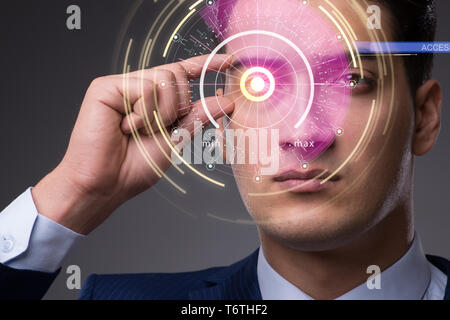 Concetto di sensore impiantato nell'occhio umano Foto Stock