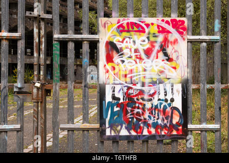 Salvare St Peters coperto di graffiti firmare al di fuori degli abbandonati St Peter Seminary di Cardross Scozia, Regno Unito Foto Stock