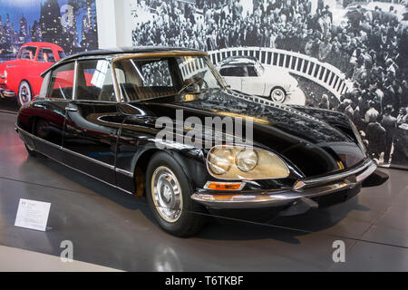 1969 Citroën DS 21 Francese di auto d epoca con sospensione idropneumatica a Autoworld, classic automobile museum a Bruxelles, in Belgio Foto Stock