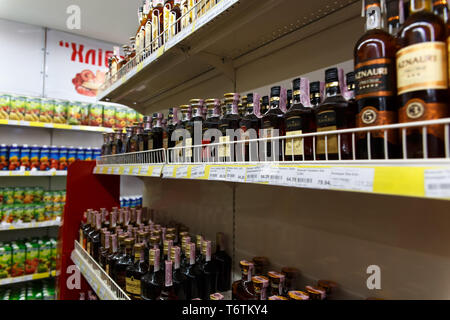 Lazurnoe, Ucraina - 28 Luglio 2017: vetrina di bottiglie con diversi tipi di cognac in un minimarket Foto Stock