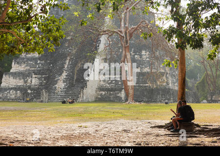 Tikal Guatemala viaggio - turisti alla Jaguar tempio il tempio principale, il Parco Nazionale di Tikal antico sito Maya, Guatemala, America Centrale Foto Stock