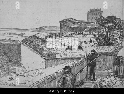 Bianco e nero, incisione raffigurante un elevato angolo di visione su fortificazioni, con soldati guardando sopra un parapetto in primo piano e più figure visibili sul primo dei due bastioni in background; uno di una serie di stampe concentrandosi sull'Assedio di Parigi; intitolato 'Le bastion 84' (il bastione 84); numerate, con l'illustratore Felix Bracquemond, 1870. Dalla Biblioteca Pubblica di New York. () Foto Stock