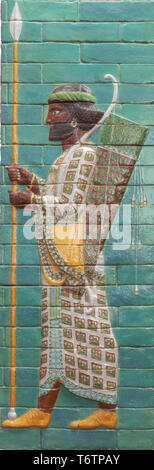 Vetrata tegole in laterizio sollievo di Persiano "Immortali" guerrieri dell impero achemenide dal palazzo di Dario I a Susa, Iran Foto Stock