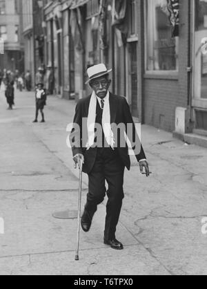 Fotografia di un anziano americano africano uomo a camminare lungo la strada del mattino di Pasqua, Chicago, Illinois, 1935. Dalla Biblioteca Pubblica di New York. () Foto Stock