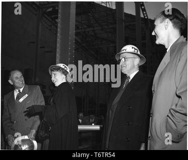 Manager CH Spencer dà il presidente americano Harry Truman, figlia Margaret Truman e dal congressista Mike Mansfield un tour della fame cavallo progetto diga durante una campagna visita, Kalispell, Montana, ottobre 1952. Immagine cortesia archivi nazionali. () Foto Stock