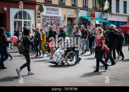 Berlino, Germania - 01 May 2019: Molte persone su strada affollata il giorno della festa del lavoro a Berlino Kreuzberg Foto Stock