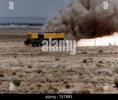 Fumo billowing da un treno di eseguire un 82 miglia per ora di grado-attraversando il test con un combustibile nucleare esaurito botte di Albuquerque, Nuovo Messico, 1978. Immagine cortesia del Dipartimento Americano di Energia. () Foto Stock
