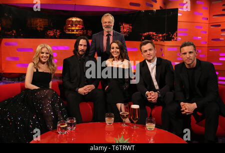 Host Graham Norton con (seduti da sinistra a destra) Kylie Minogue, Keanu Reeves, Suranne Jones, Taron Egerton e Jamie Bell durante le riprese per il Graham Norton Show alla BBC Studioworks 6 Centro Televisivo, Wood Lane, Londra, per essere messo in onda su BBC One il venerdì sera. Foto Stock