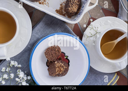 Russo tradizionale torta con cacao in forma di una sfera. È servita la prima colazione. Vista dall'alto. Il tè e il dessert Foto Stock