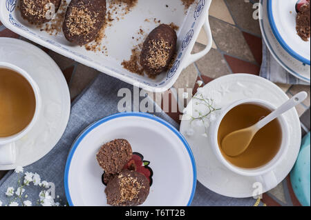 Russo tradizionale torta con cacao in forma di una sfera. È servita la prima colazione. Vista dall'alto. Il tè e il dessert Foto Stock