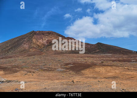 Montana roja vicino a Playa Blanca a Lanzarote Foto Stock