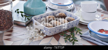 Russo tradizionale torta con cacao e cioccolato in forma di una sfera. È servita la prima colazione. Atmosfera accogliente a casa Foto Stock