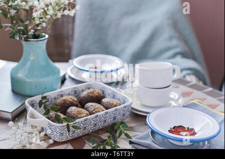 Russo tradizionale torta con cacao e cioccolato in forma di una sfera. È servita la prima colazione. Atmosfera accogliente a casa Foto Stock