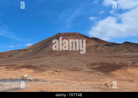 Montana roja vicino a Playa Blanca a Lanzarote Foto Stock