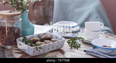 Russo tradizionale torta con cacao e cioccolato in forma di una sfera. È servita la prima colazione. Atmosfera accogliente a casa Foto Stock