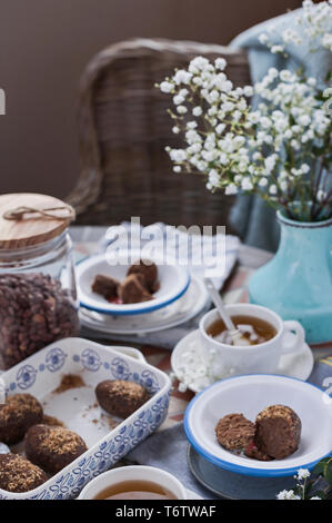 Russo tradizionale torta con cacao e cioccolato in forma di una sfera. È servita la prima colazione. Atmosfera accogliente a casa Foto Stock