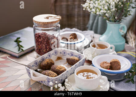 Russo tradizionale torta con cacao in forma di una sfera. È servita la prima colazione. Vista dall'alto. Il tè e il dessert Foto Stock