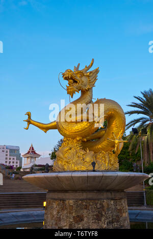 Hai Leng Ongs statua, Golden Dragon monumento, città di Phuket, Tailandia Foto Stock