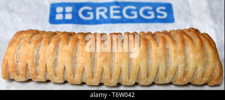 Greggs vegano rotolo di salsiccia presso una filiale in Warwick Warwickshire, Regno Unito il 2 maggio 2019. Foto Stock