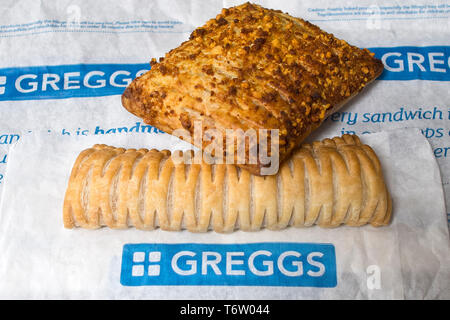 Greggs vegano rotolo di salsiccia e formaggio cuocere pasty presso una filiale in Warwick Warwickshire, Regno Unito il 2 maggio 2019. Foto Stock