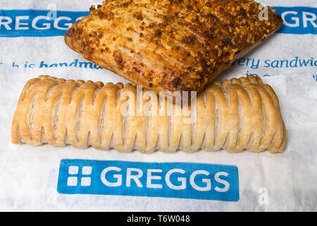 Greggs vegano rotolo di salsiccia e formaggio cuocere pasty presso una filiale in Warwick Warwickshire, Regno Unito il 2 maggio 2019. Foto Stock