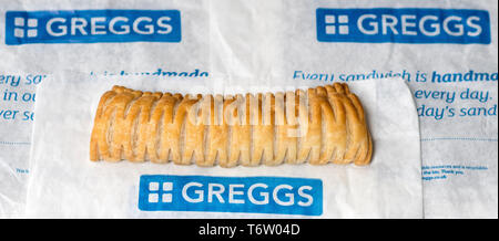 Greggs vegano rotolo di salsiccia presso una filiale in Warwick Warwickshire, Regno Unito il 2 maggio 2019. Foto Stock