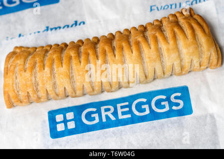 Greggs vegano rotolo di salsiccia presso una filiale in Warwick Warwickshire, Regno Unito il 2 maggio 2019. Foto Stock