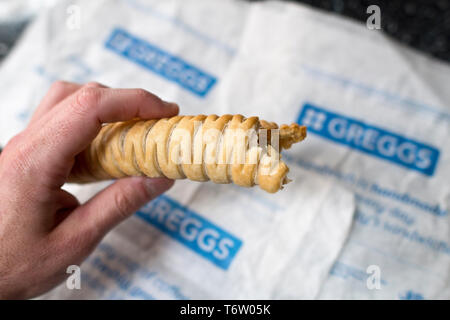 Greggs vegano rotolo di salsiccia presso una filiale in Warwick Warwickshire, Regno Unito il 2 maggio 2019. Foto Stock