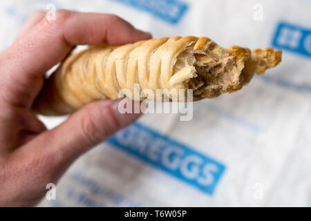 Greggs vegano rotolo di salsiccia presso una filiale in Warwick Warwickshire, Regno Unito il 2 maggio 2019. Foto Stock