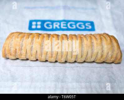 Greggs vegano rotolo di salsiccia presso una filiale in Warwick Warwickshire, Regno Unito il 2 maggio 2019. Foto Stock