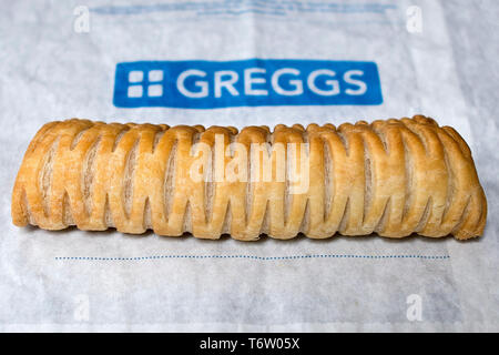 Greggs vegano rotolo di salsiccia presso una filiale in Warwick Warwickshire, Regno Unito il 2 maggio 2019. Foto Stock