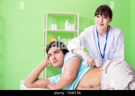 Giovane uomo visitando radiologyst per procedura di ultrasuoni Foto Stock