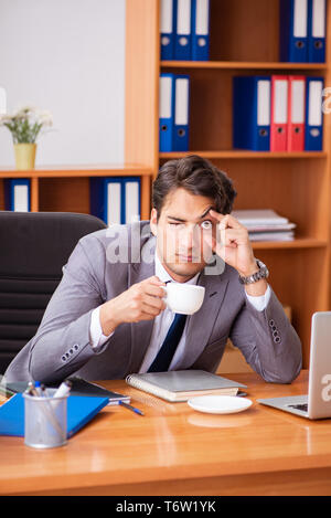 I giovani un dipendente che lavora in ufficio Foto Stock