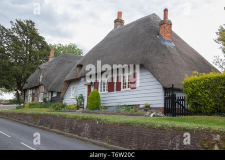Tipica inglese cottage con tetto in paglia in campagna inglese Foto Stock