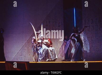 Julius Cäsar, aka Giulio Cesare, Oper von Georg Friedrich Händel in einer Aufführung im Theater an der Wien, Österreich 1985, Mitwirkende: Roderick Kennedy Foto Stock