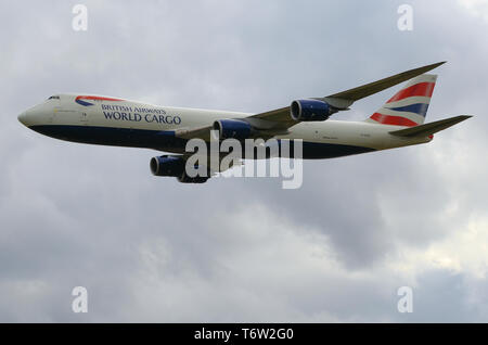 British Airways World Cargo Global Supply Systems Boeing 747 87UF aereo cargo jet. Jumbo Jet progettato per il trasporto merci. 787-8F. Volare Foto Stock