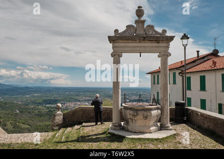 Senior vecchio uomo che guarda il panorama dalla cima del monte sacro o Sacro Monte di Varese, Italia Foto Stock