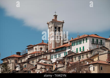 Vista del villaggio del Sacro Monte di Varese in una giornata di sole, patrimonio mondiale dell UNESCO Foto Stock