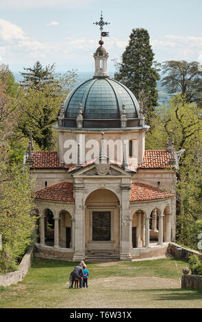 Donna di scattare una foto della sua famiglia lungo il percorso della storica via di pellegrinaggio dal Sacro Monte o il Sacro Monte di Varese, Italia - Lombardia Foto Stock